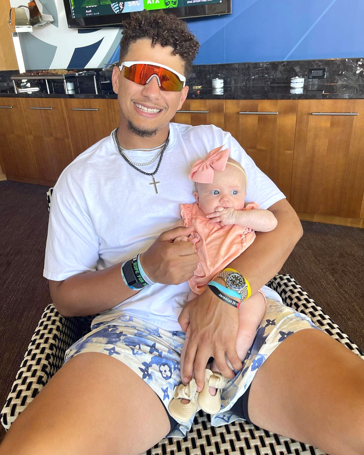 Patrick Mahomes Cradles Daughter Sterling In Brittany Matthews