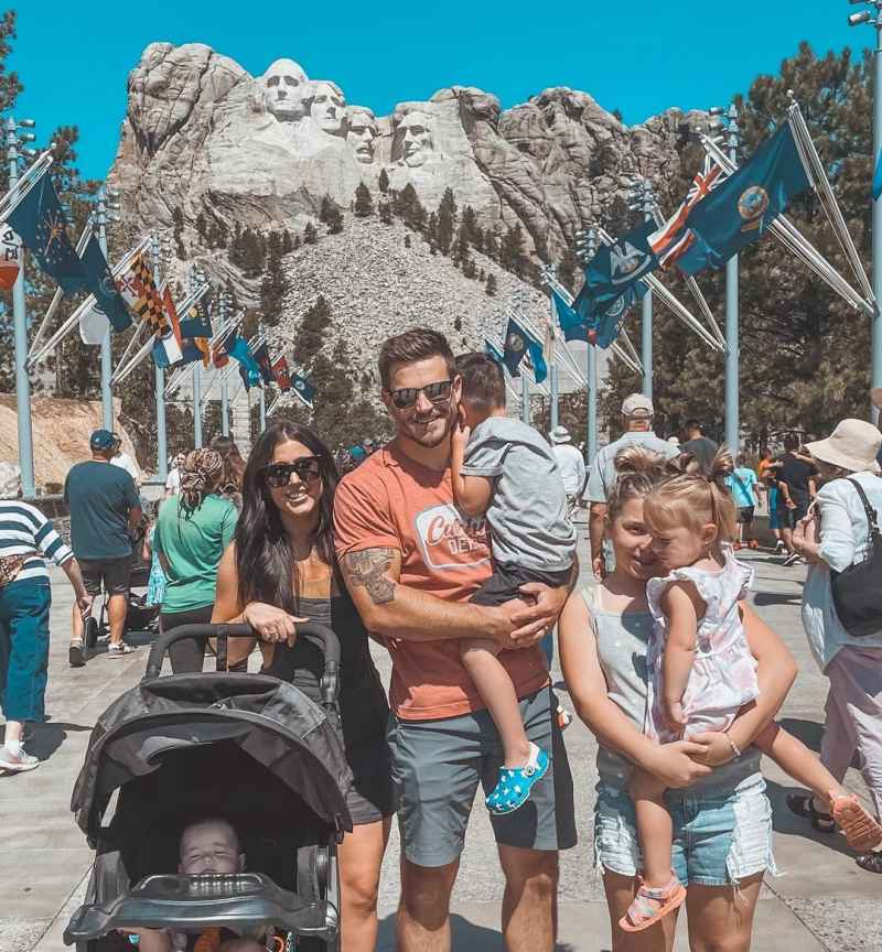 « Petite escapade en famille » !  Chelsea Houska visite le mont Rushmore avec 4 enfants