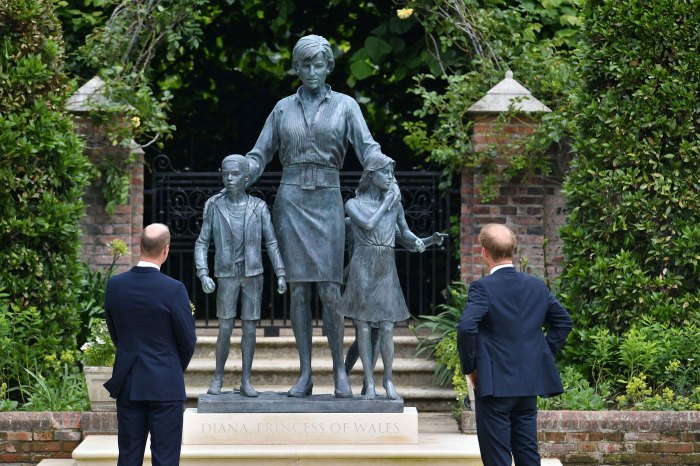 O Príncipe William e o Príncipe Harry reencontram a estátua da Princesa Diana, revelada em meio à guerra