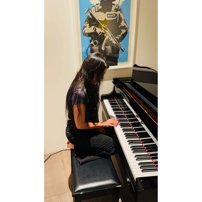 A filha de Travis Barker, Alabama, compartilha um vídeo do pai, Kourtney tocando piano