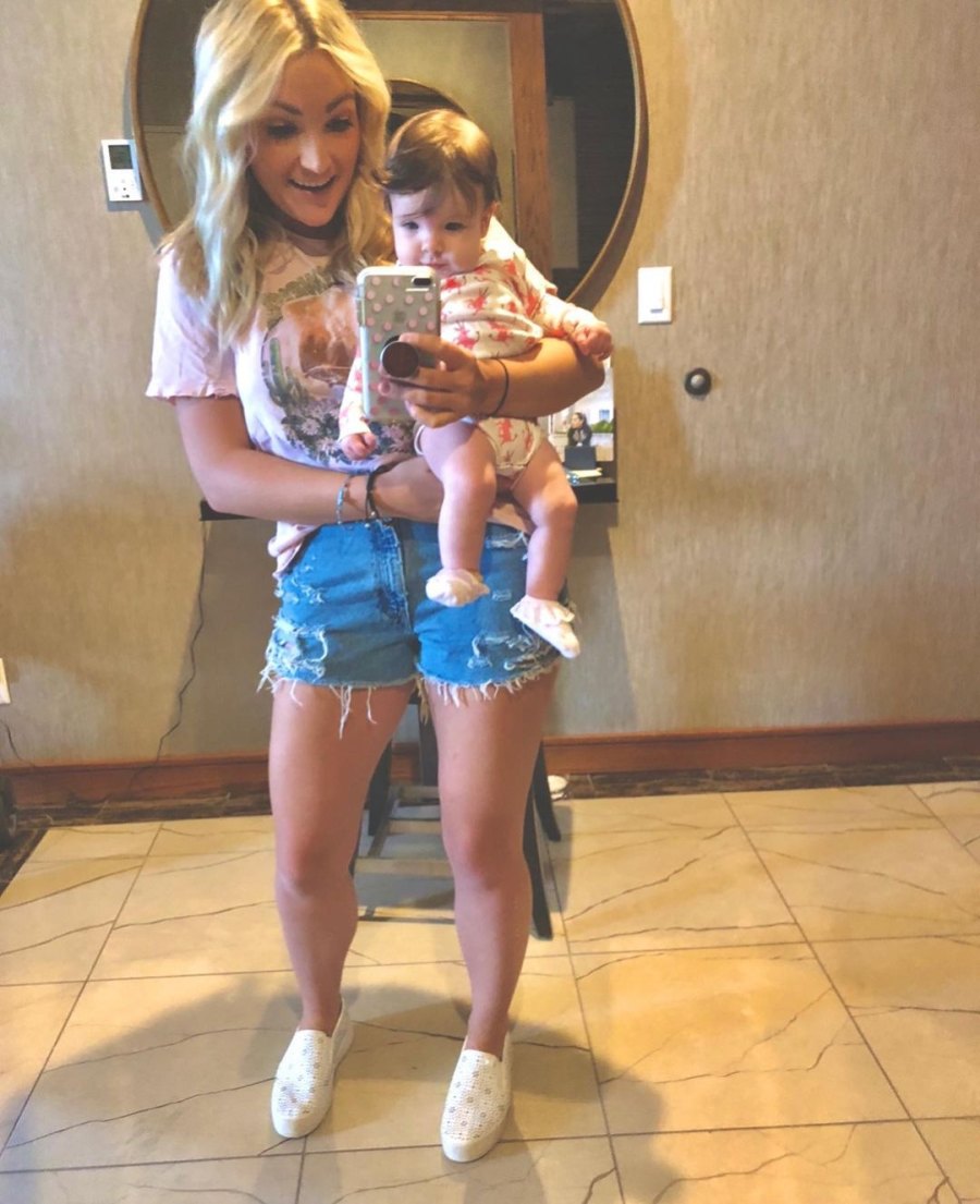 Jamie Lynn Spears Daughter Comforts Crying Mom Amid Britney Drama Us Weekly