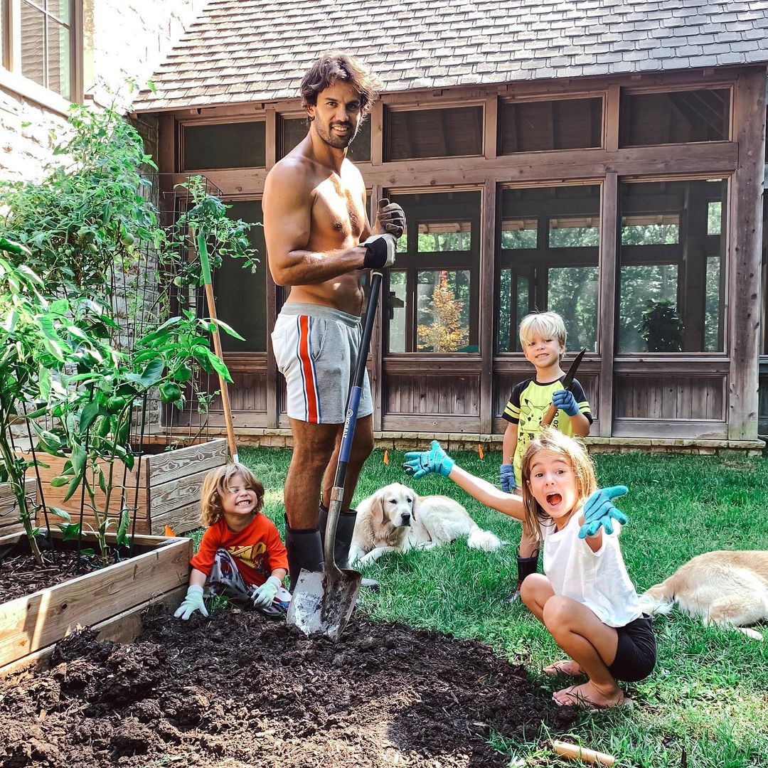 Photo : Jessie James Decker et Eric Decker, parents d'une petite Vivianne,  ont accueilli en septembre 2015 leur deuxième enfant, Eric Thomas Decker II.  - Purepeople