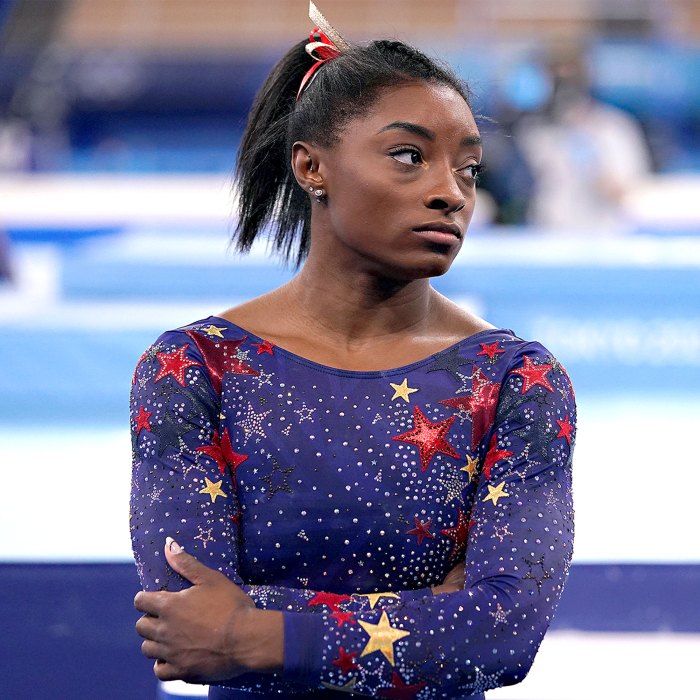 Simone Biles se retire de la finale au sol au milieu de la bataille des