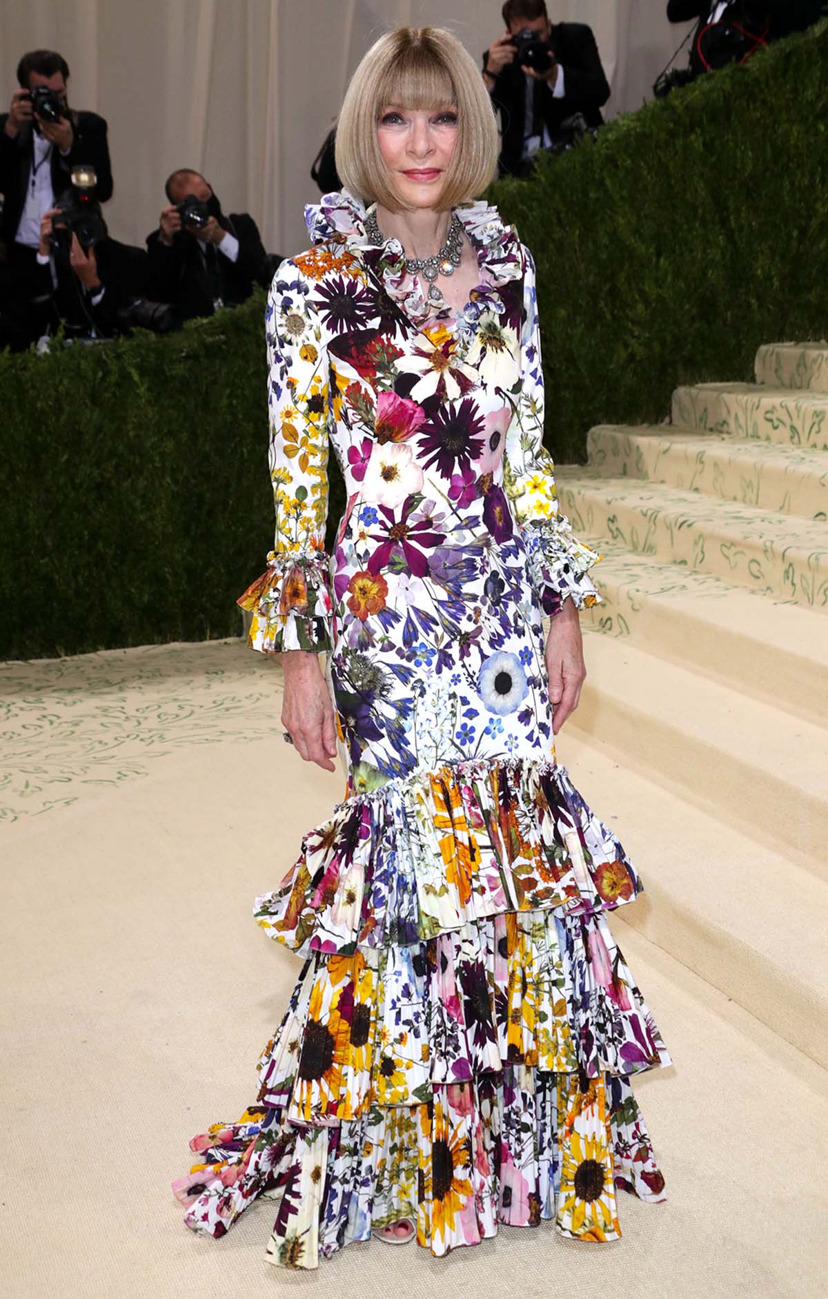 Met Gala 2021 Anna Wintour’s Red Carpet Fashion, Gown Us Weekly
