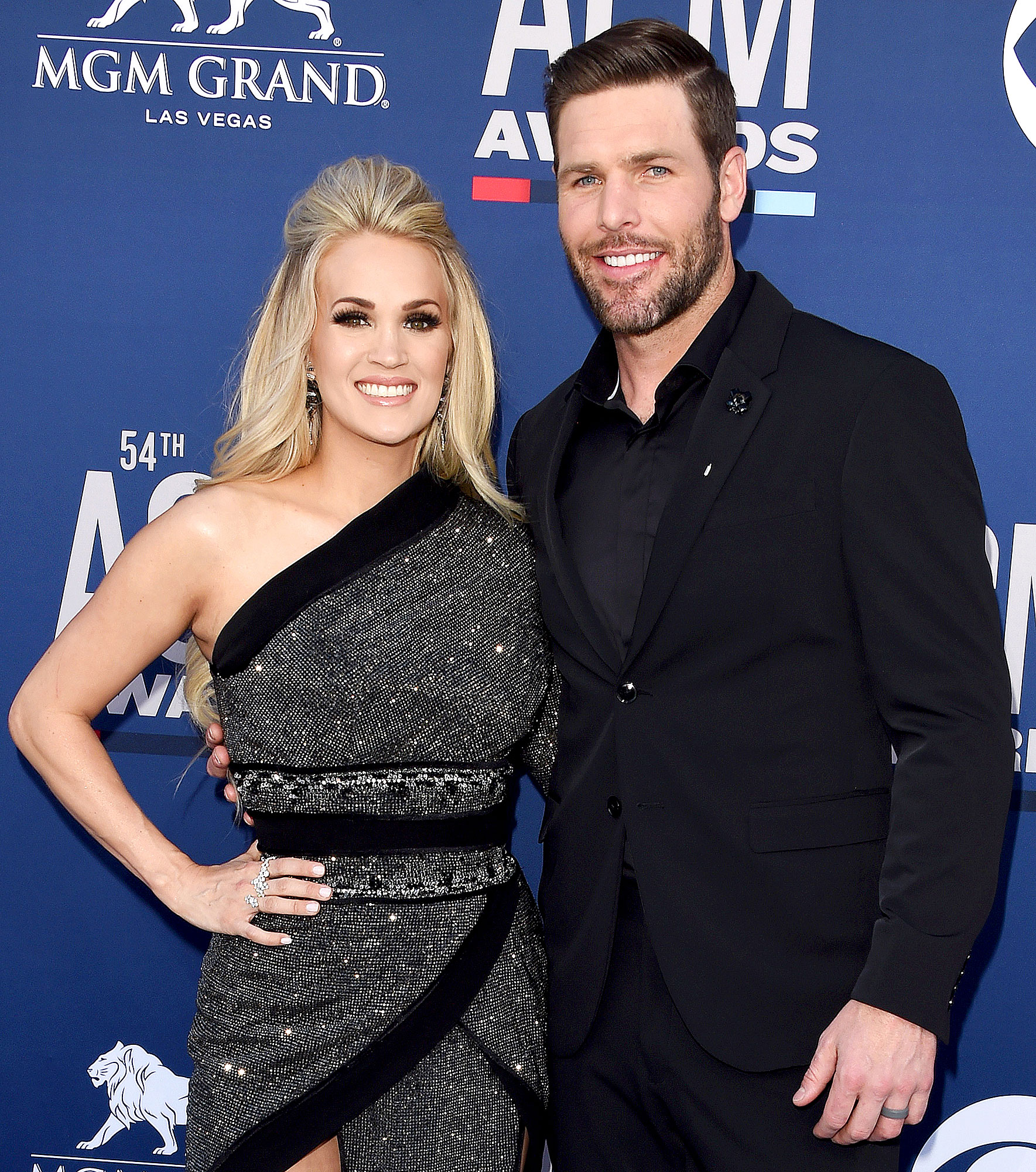 Carrie Underwood's Hubby Mike Fisher Uses His Kids As Workout Weights –  Hollywood Life