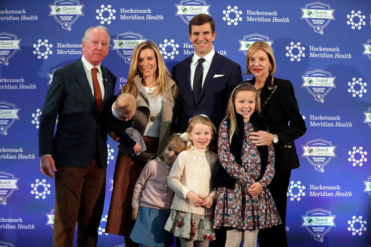 For Peyton and Eli Manning, Family Dynamics Are a Boost - The New York Times
