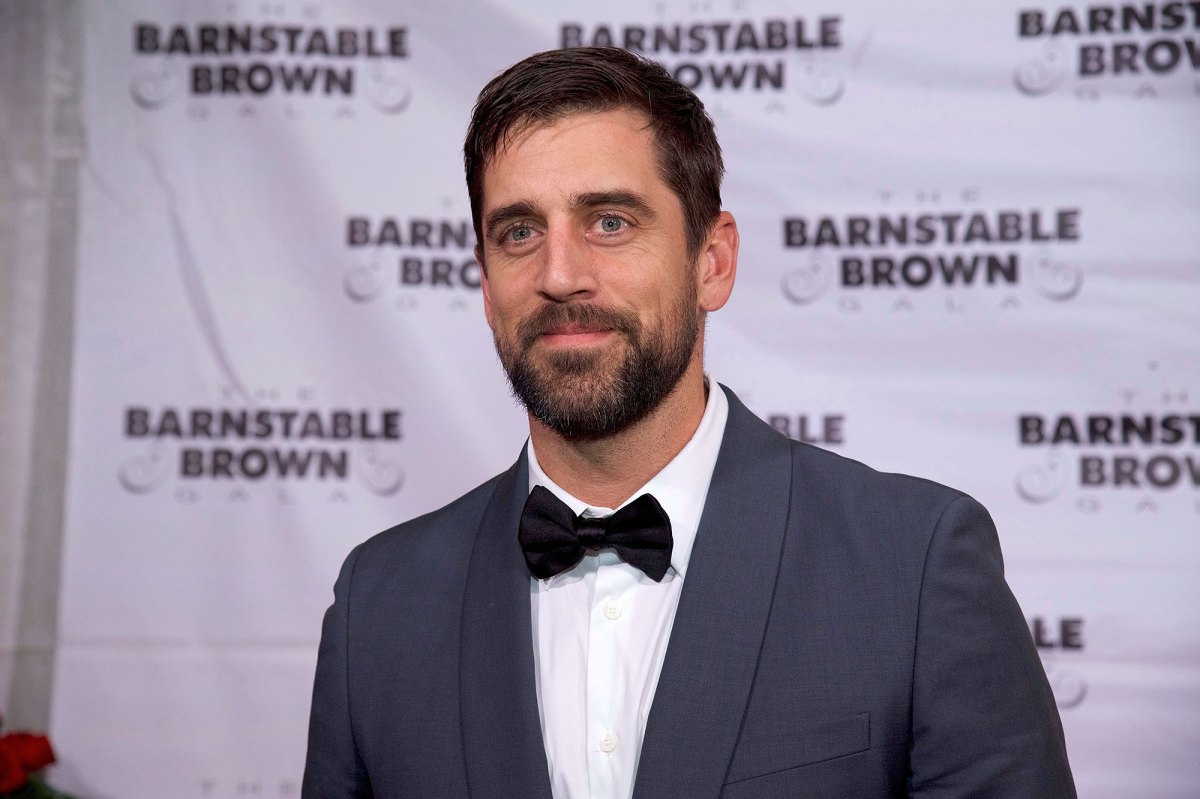 Aaron Rodgers disputes Internet rumors about being gay – The Mercury News