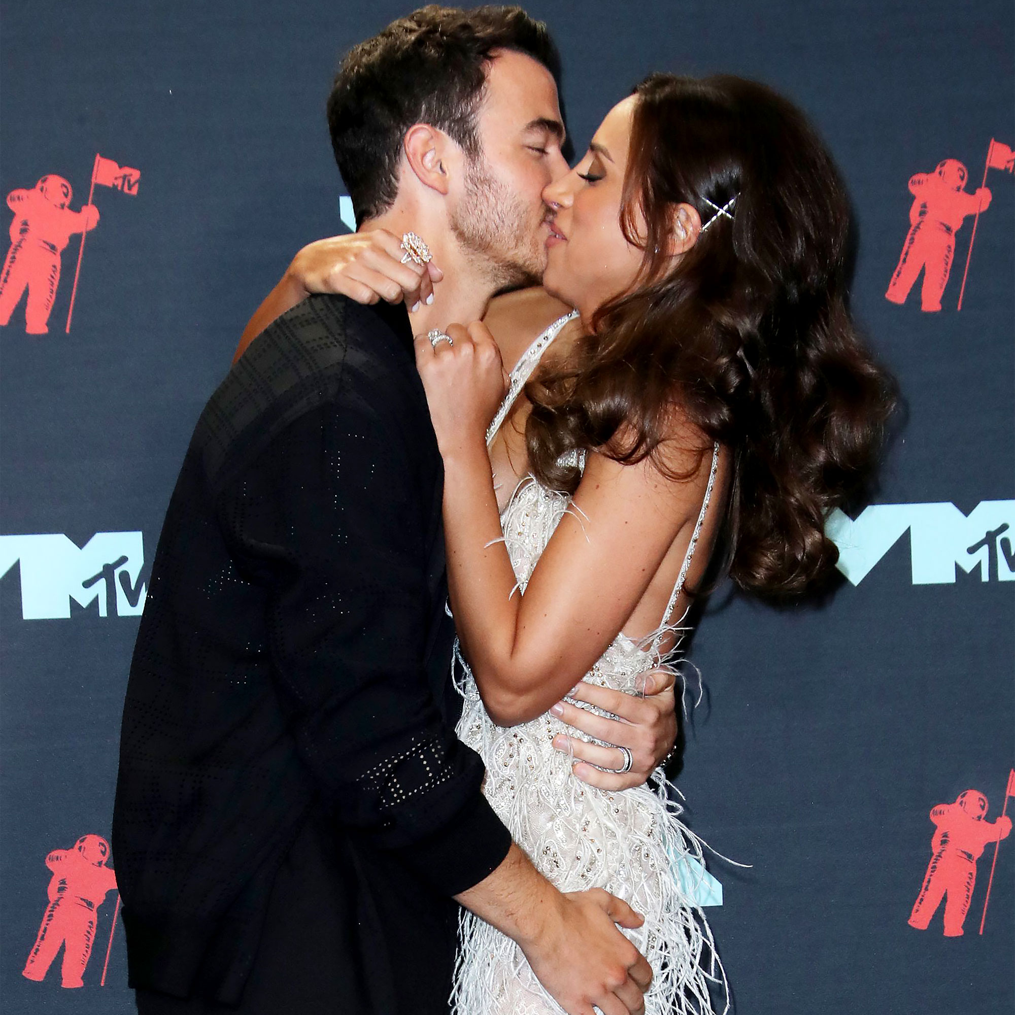 Kevin Jonas อวยพรภรรยา Danielle Jonas ในวันเกิดปีที่ 38 ของเธอ: 'รักคุณ'