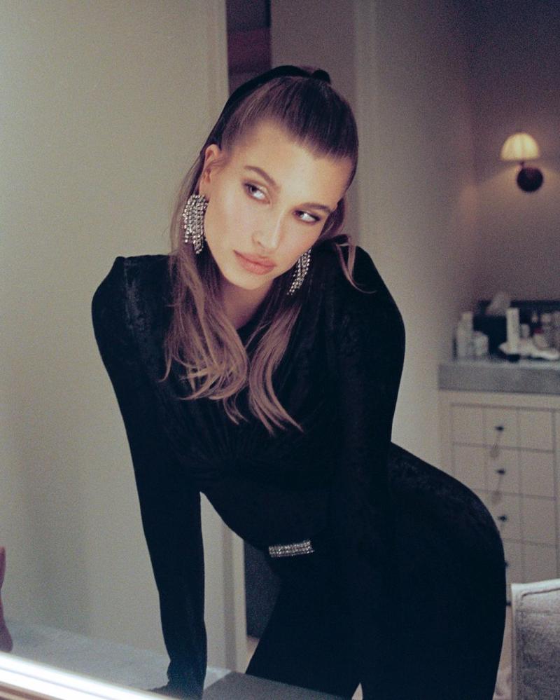 Hailey Baldwin’s Half-Up Ponytail Is the Ultimate Holiday Hair Inspo