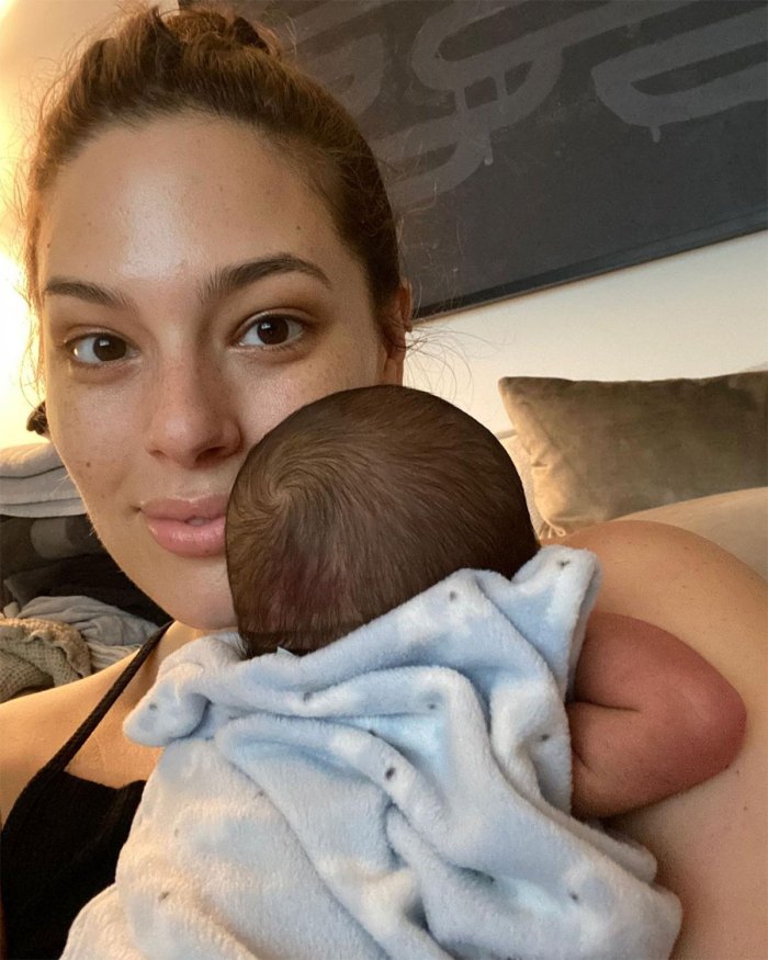 Ashley Graham Ébrèche La Dent De Devant Après Que Son Fils Isaac Lui Ait  Donné Un Coup De Tête : Photo - Crumpe