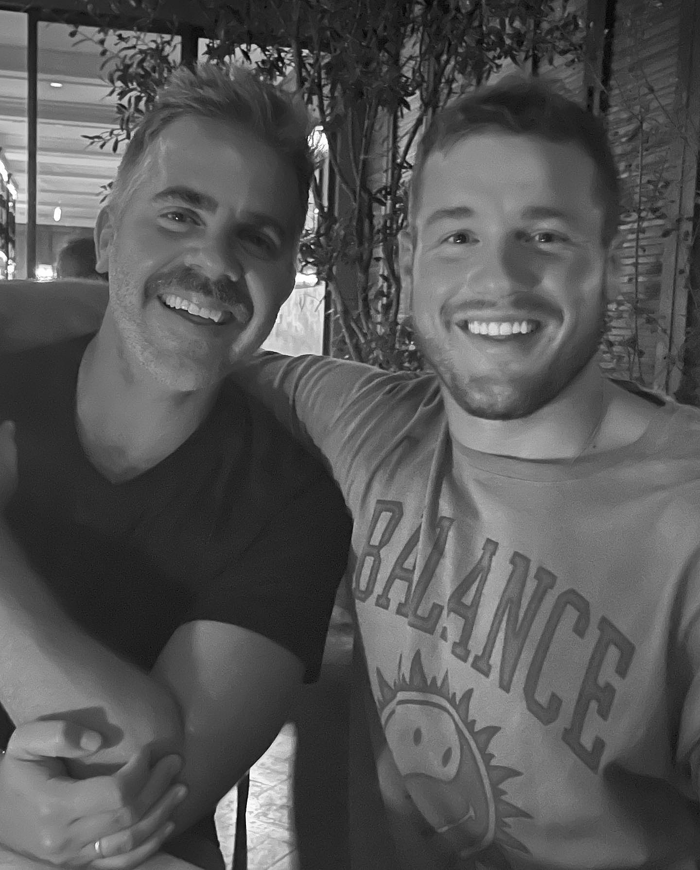 Cronograma de relacionamento de Colton Underwood e marido Jordan C. Brown