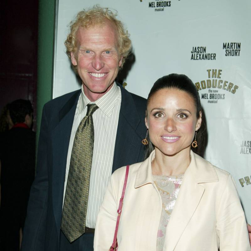 Linha do tempo do relacionamento de Julia Louis Dreyfus Brad Hall