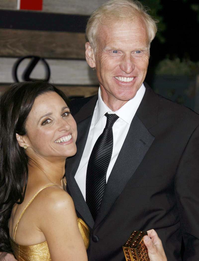 Linha do tempo do relacionamento de Julia Louis Dreyfus Brad Hall