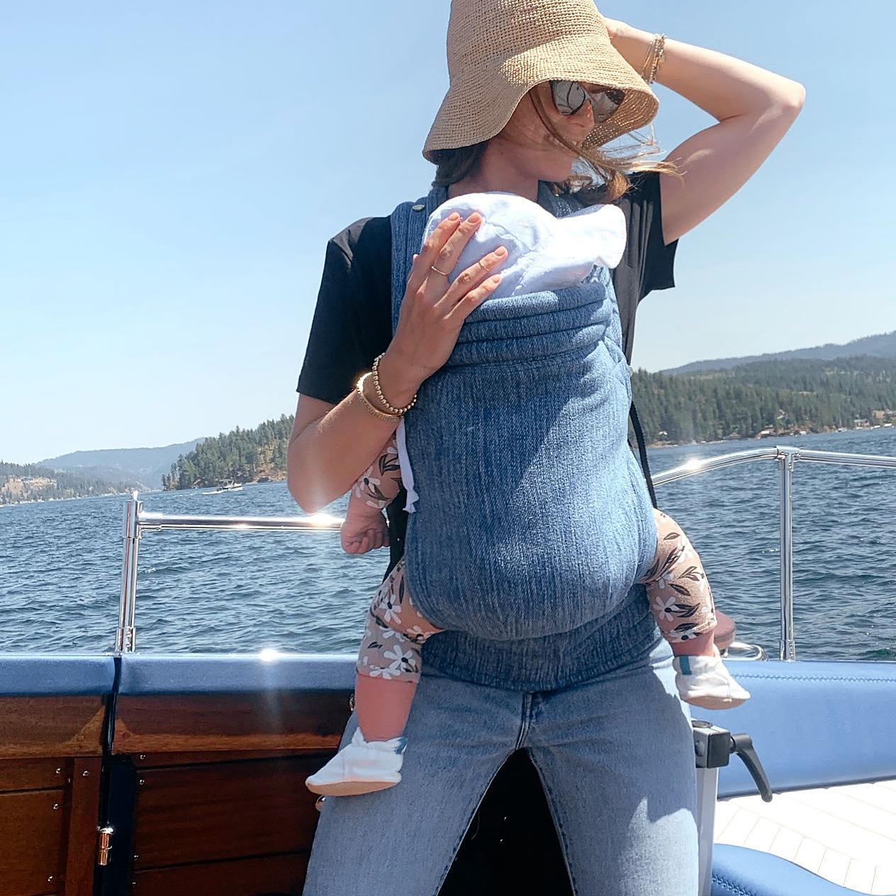 เธอเป็นเจ้านาย! Baby Eloise 'เรียกร้อง' การกอดจากพ่อ Chris Pratt