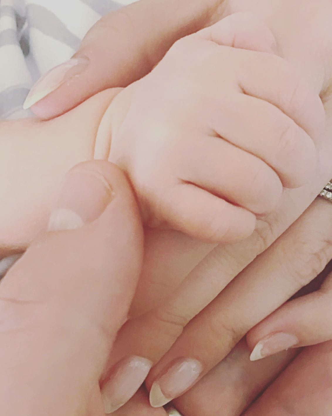 Sie ist der Boss! Baby Eloise „verlangt“ Kuscheln von Papa Chris Pratt