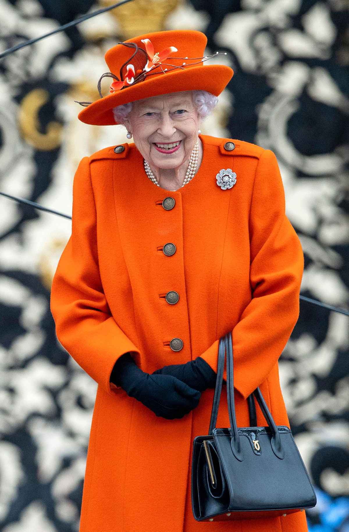 Queen Elizabeth uses handbag to signal staff? #queenelizabeth2 #platin