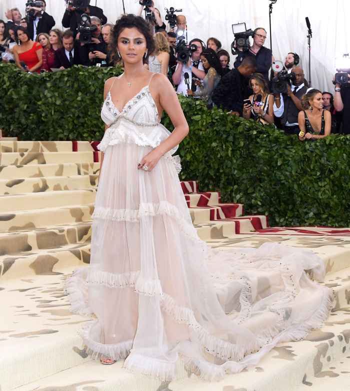 Selena Gomez Looks Stunning in White at Met Gala 2015: Photo 3363708, 2015  Met Gala, Met Gala, Selena Gomez, Vera Wang Photos