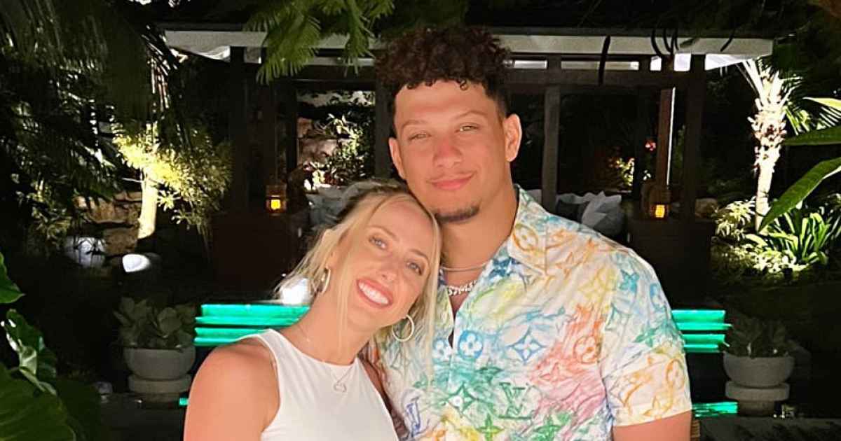 Patrick Mahomes' wife Brittany looks stunning in green outfit for mirror  selfie as Chiefs star prepares for NFL opener