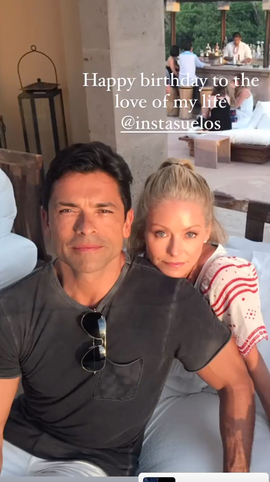 Mark Consuelos zachwyca się „Sexy” Kelly Ripą w dniu jej urodzin