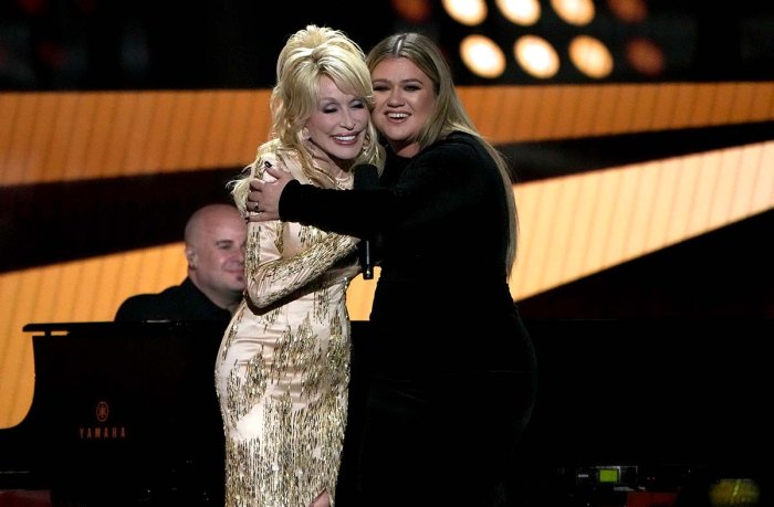 Girl Power Kelly Clarkson triunfa en los premios ACM con el tributo a Dolly Parton