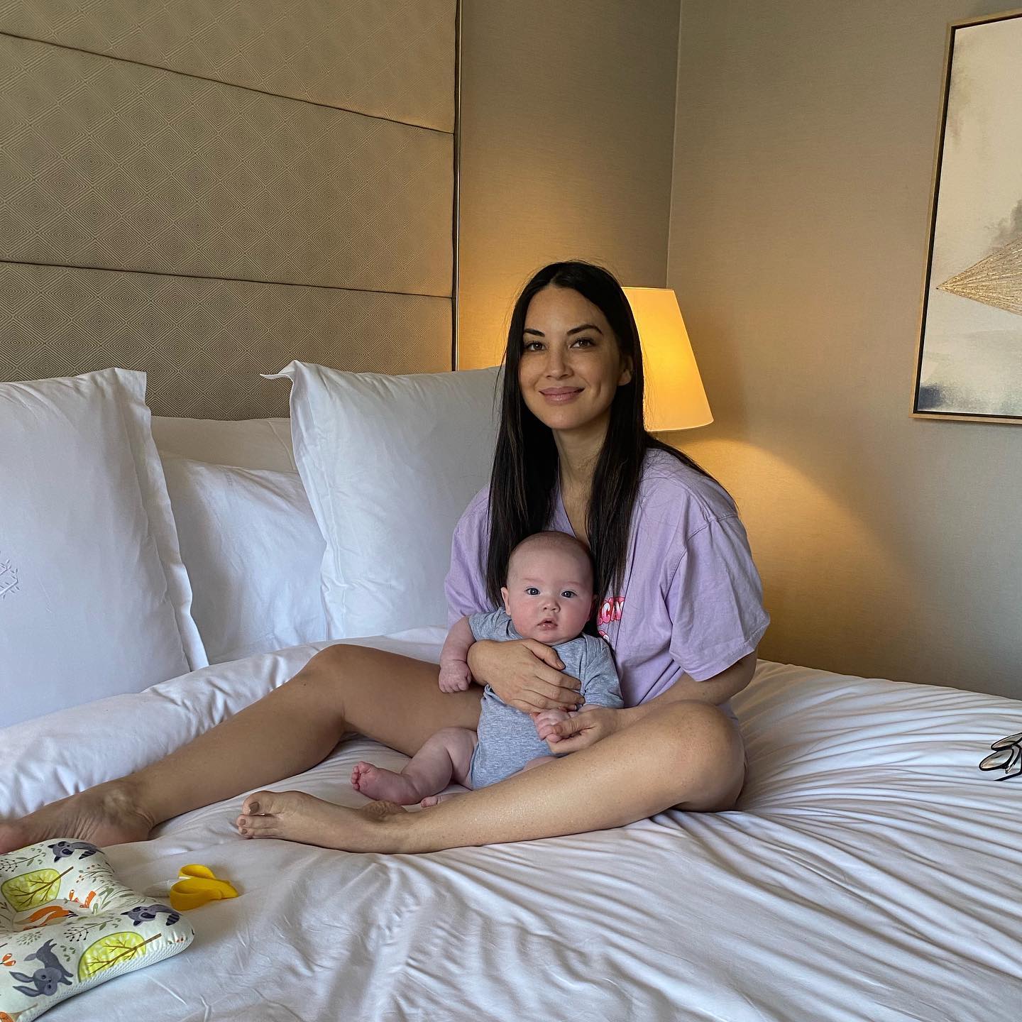 อัลบั้มครอบครัวของ Olivia Munn และ John Mulaney พร้อมลูก 2 คน