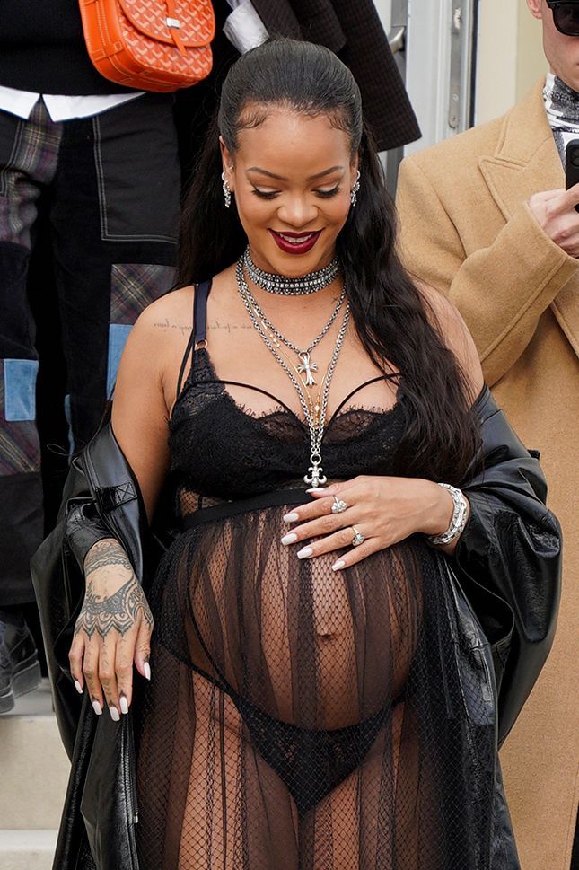 Rihanna's Baby Bump With Gold Body Jewelry & Cheetah Fleece – Photo –  Hollywood Life