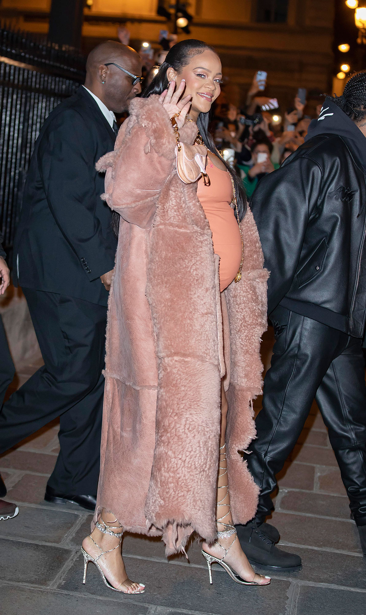 Rihanna's Baby Bump With Gold Body Jewelry & Cheetah Fleece – Photo –  Hollywood Life