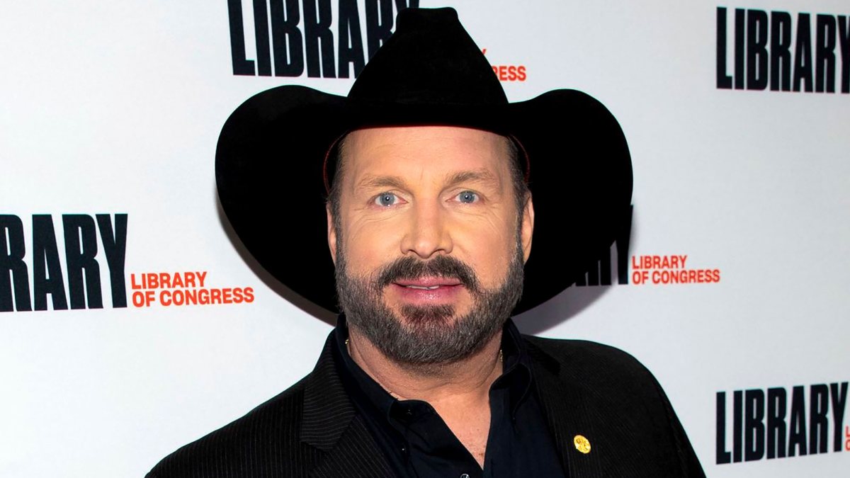 No, Garth Brooks Didn't Cancel His Bar's Opening Over Anti-Trans Anger