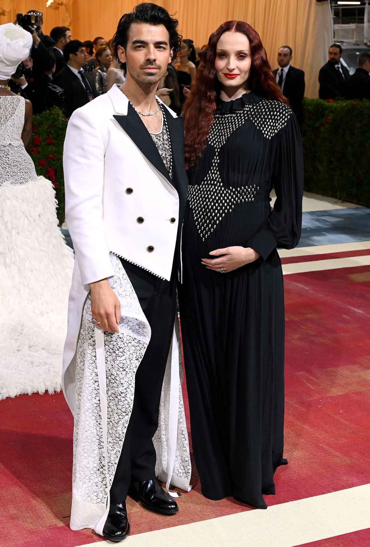 Joe Jonas & Sophie Turner Cradle Baby Bump No 2 at Met Gala 2022 (PHOTOS):  Photo 1346044, 2022 Met Gala, Expecting, Joe Jonas, Met Gala, Pregnant,  Pregnant Celebrities, Sophie Turner Pictures