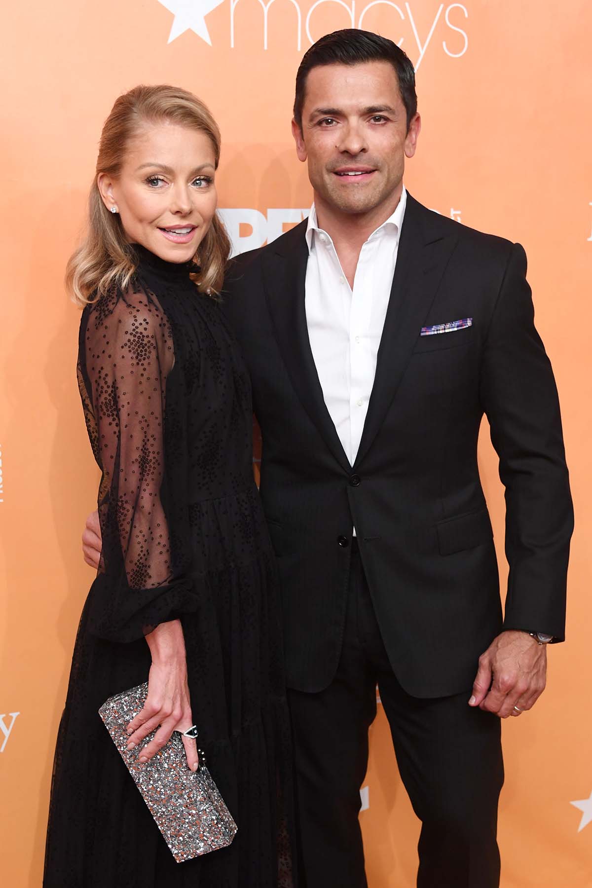 Mark Consuelos se emociona com a ‘sexy’ Kelly Ripa em seu aniversário