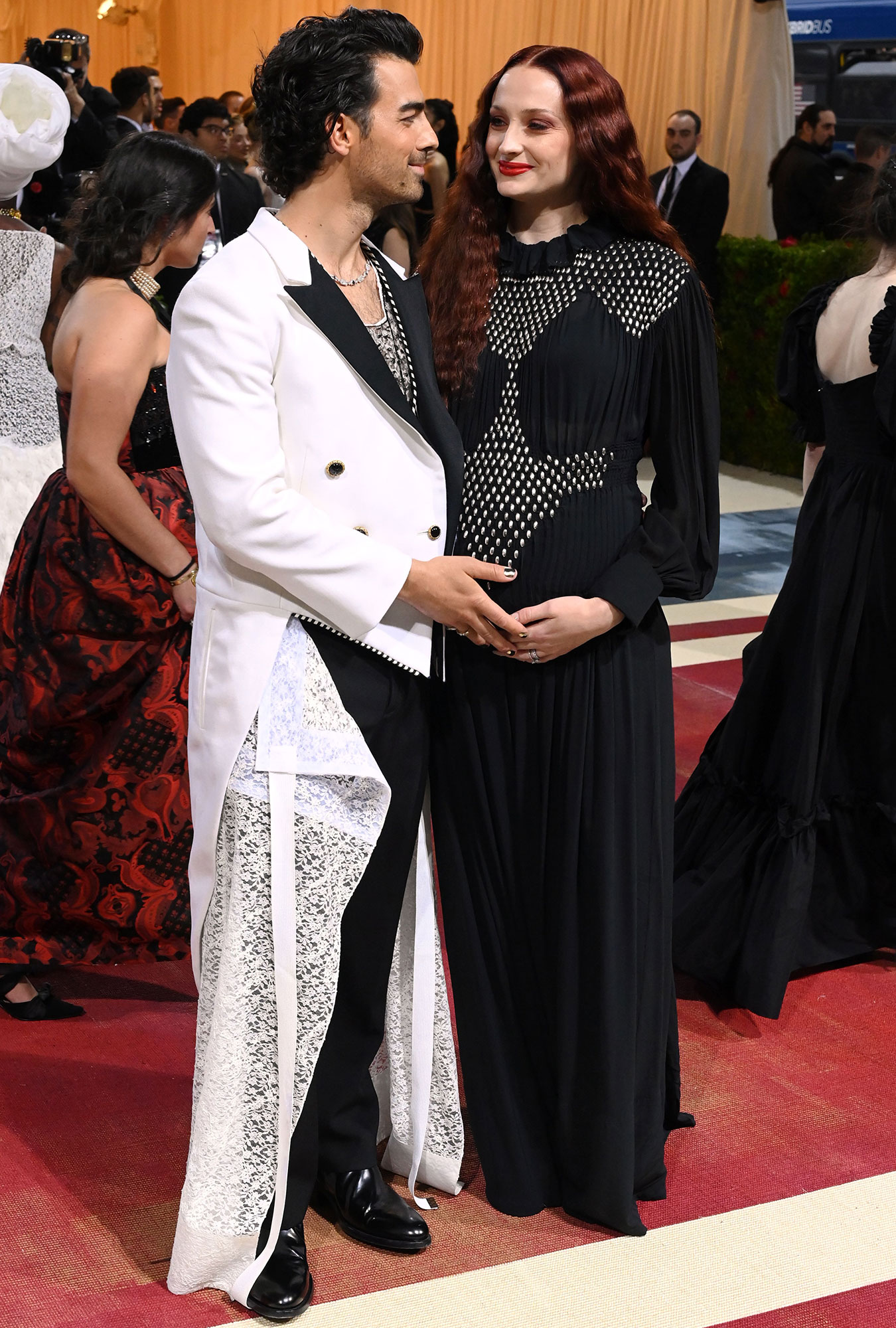 Sophie Turner (Game of Thrones) officialise sa grossesse sur le tapis rouge  du Met Gala 2022