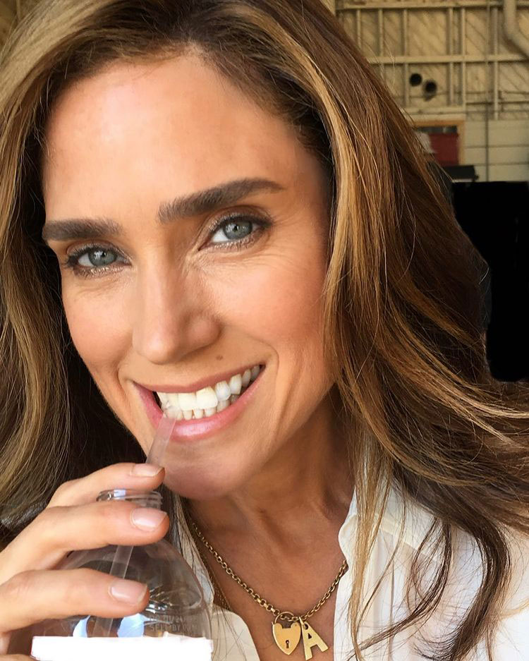Jennifer Connelly's makeup in Top Gun is bronzed perfection 🥵 by Vasi