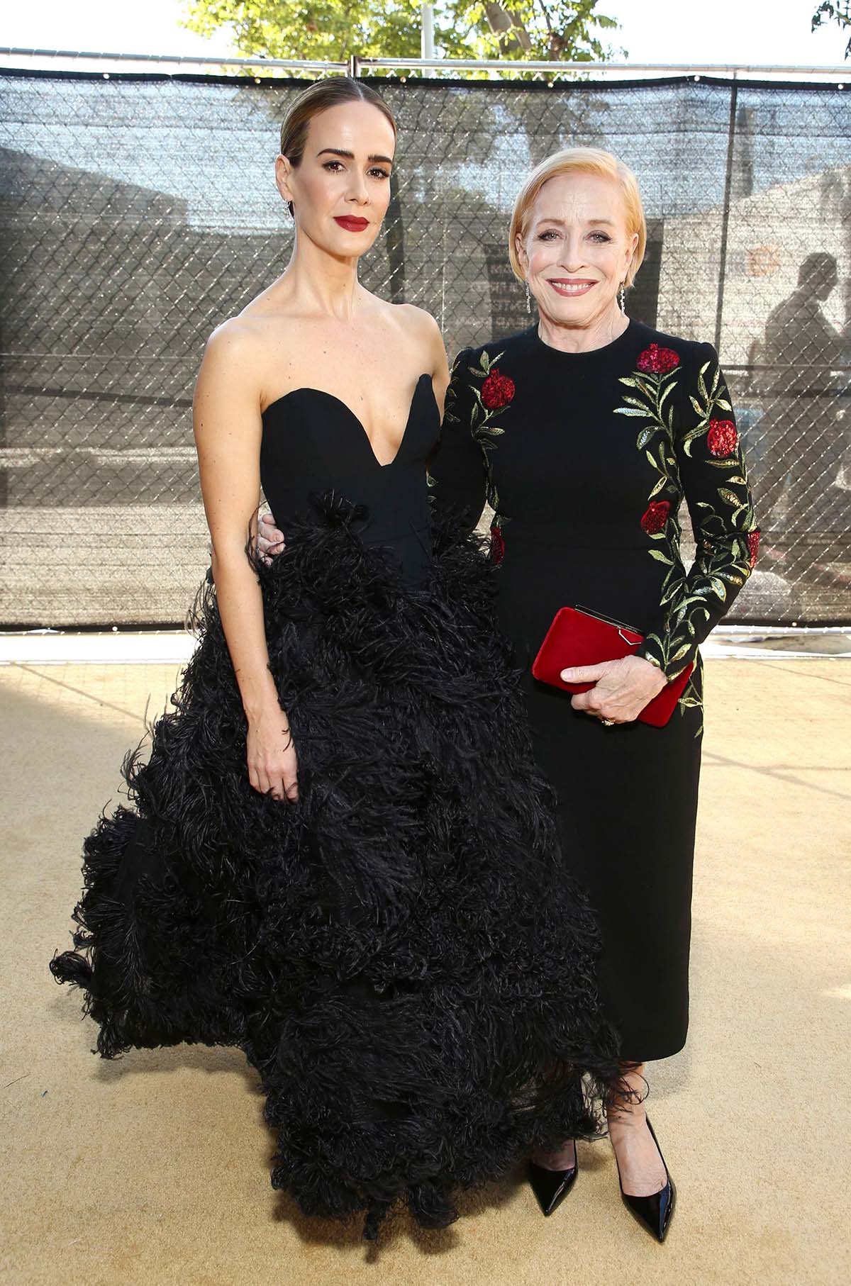 Sarah Paulson und Holland Taylor bringen dezente Eleganz zu den Emmys