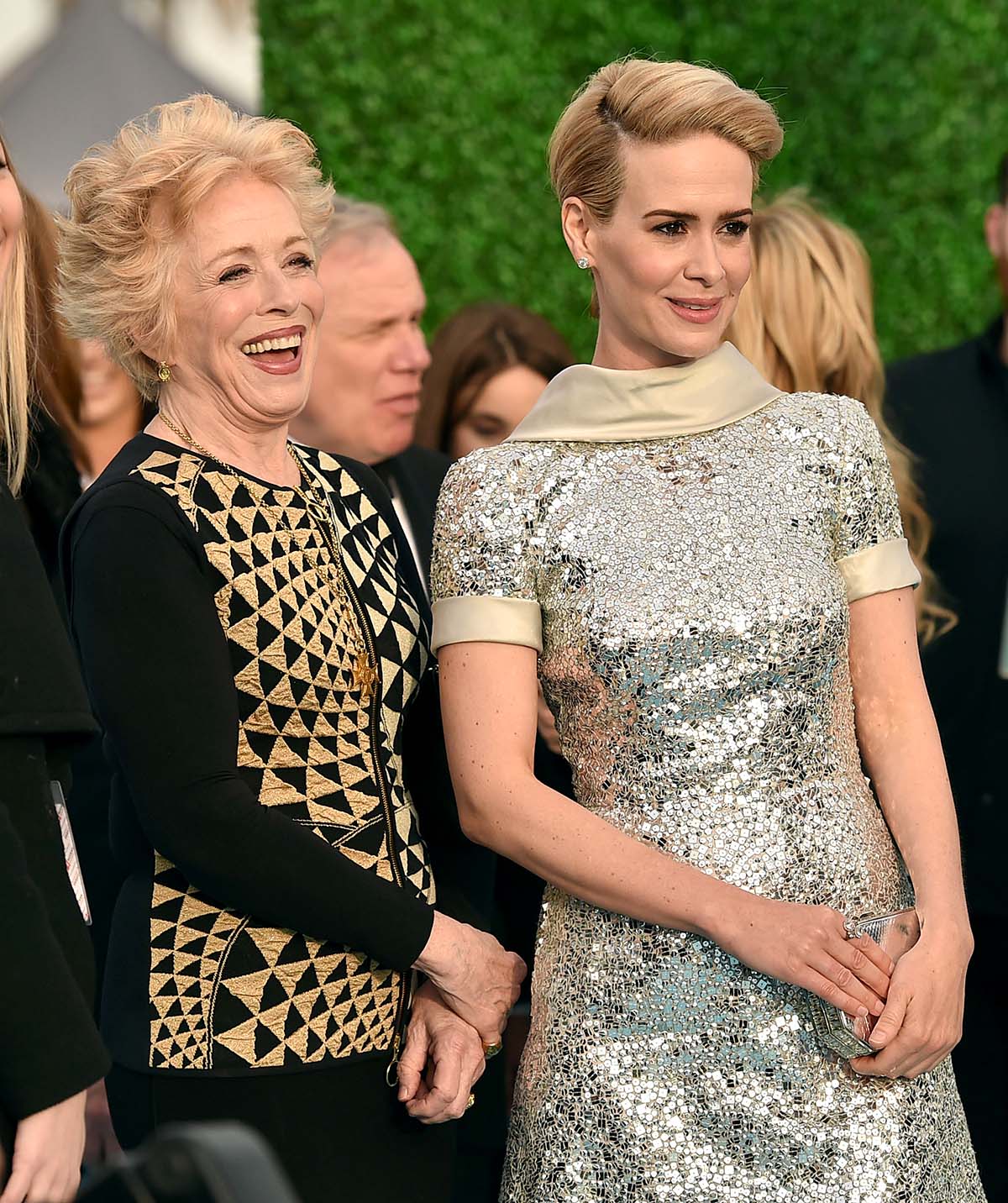 Sarah Paulson und Holland Taylor bringen dezente Eleganz zu den Emmys