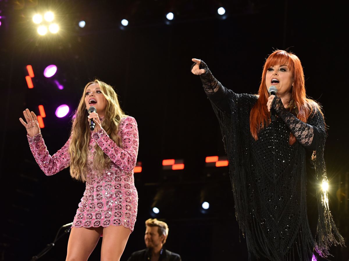 CMA Fest 2022 Wynonna Judd, Carly Pearce Sing Naomi Judd Tribute Us