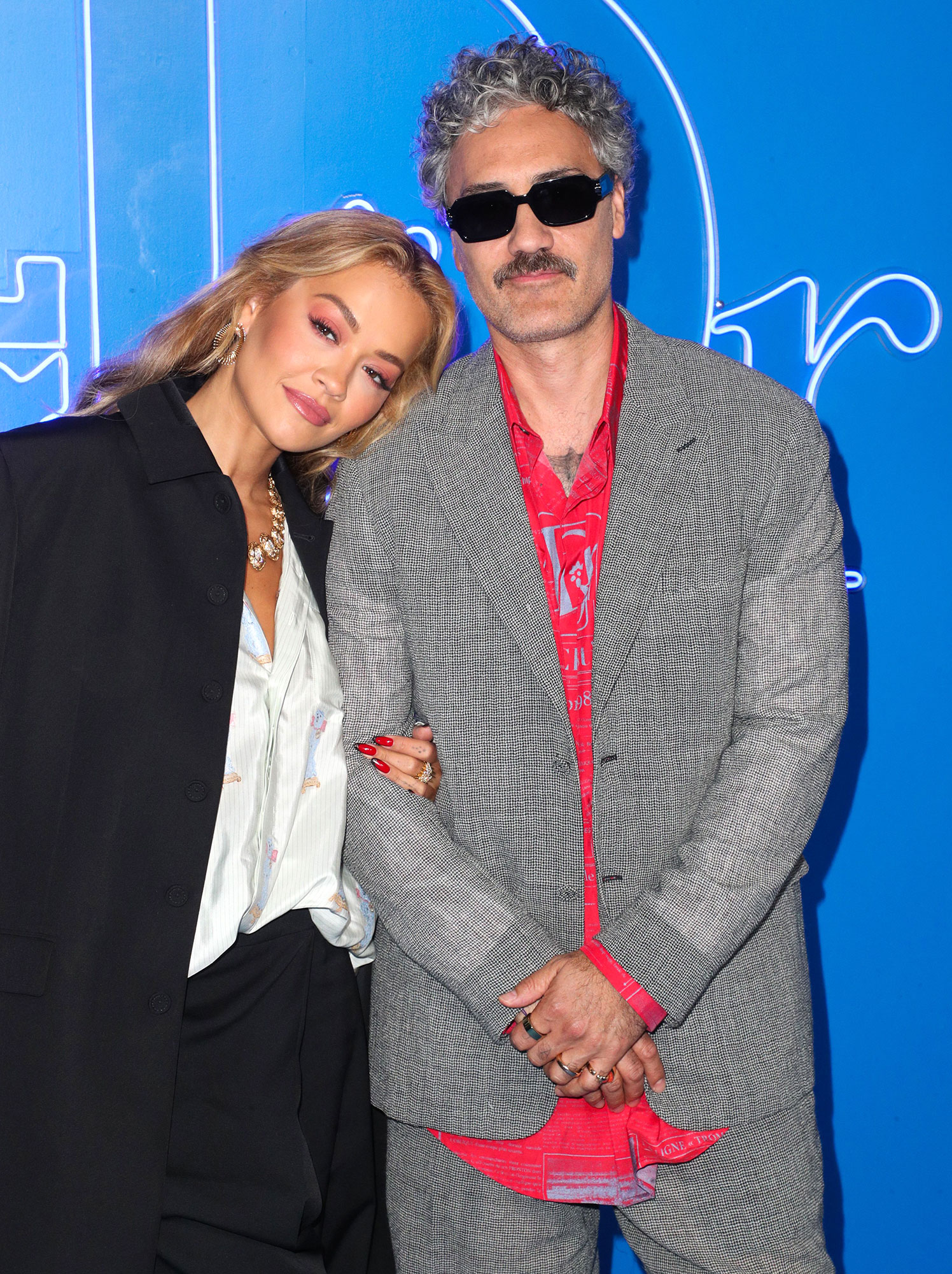 Taika Waititi e Rita Ora têm um encontro elegante no Emmy de 2024