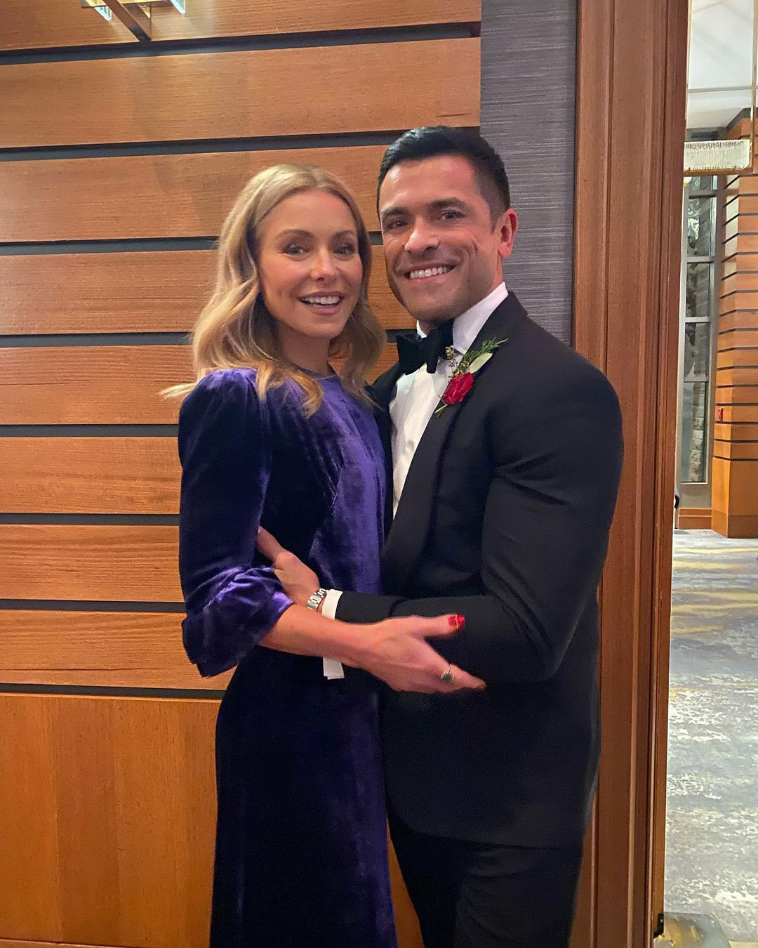 Mark Consuelos schwärmt von der „sexy“ Kelly Ripa an ihrem Geburtstag