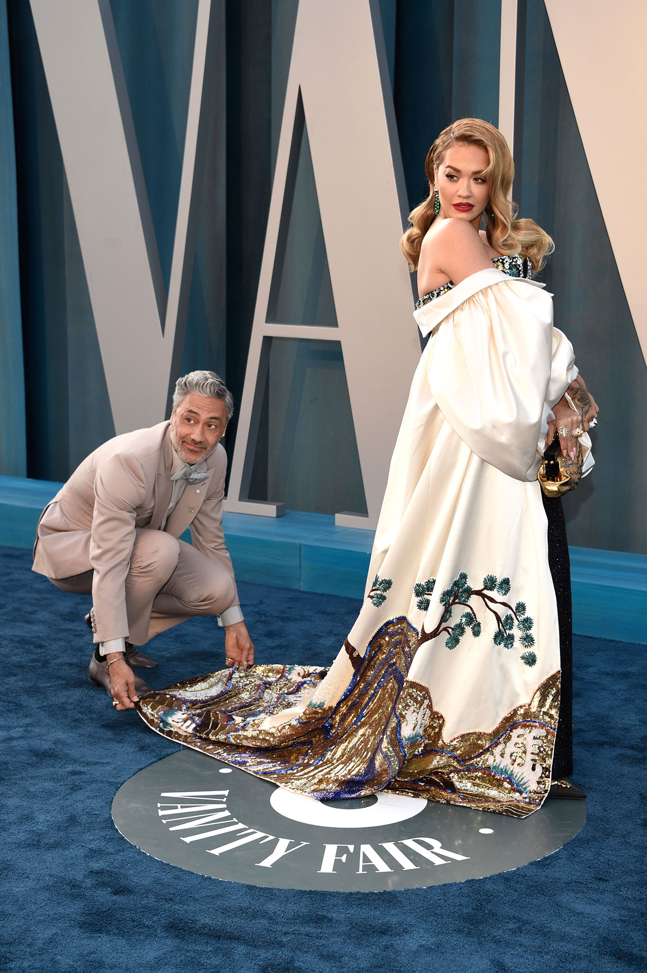 Taika Waititi y Rita Ora tienen una elegante cita nocturna en los Emmy 2024