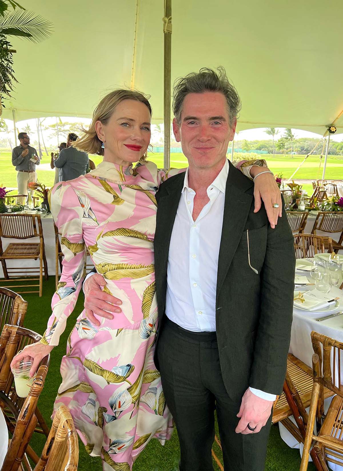 Naomi Watts se abraza con Billy Crudup en la alfombra roja de los Emmy 2024