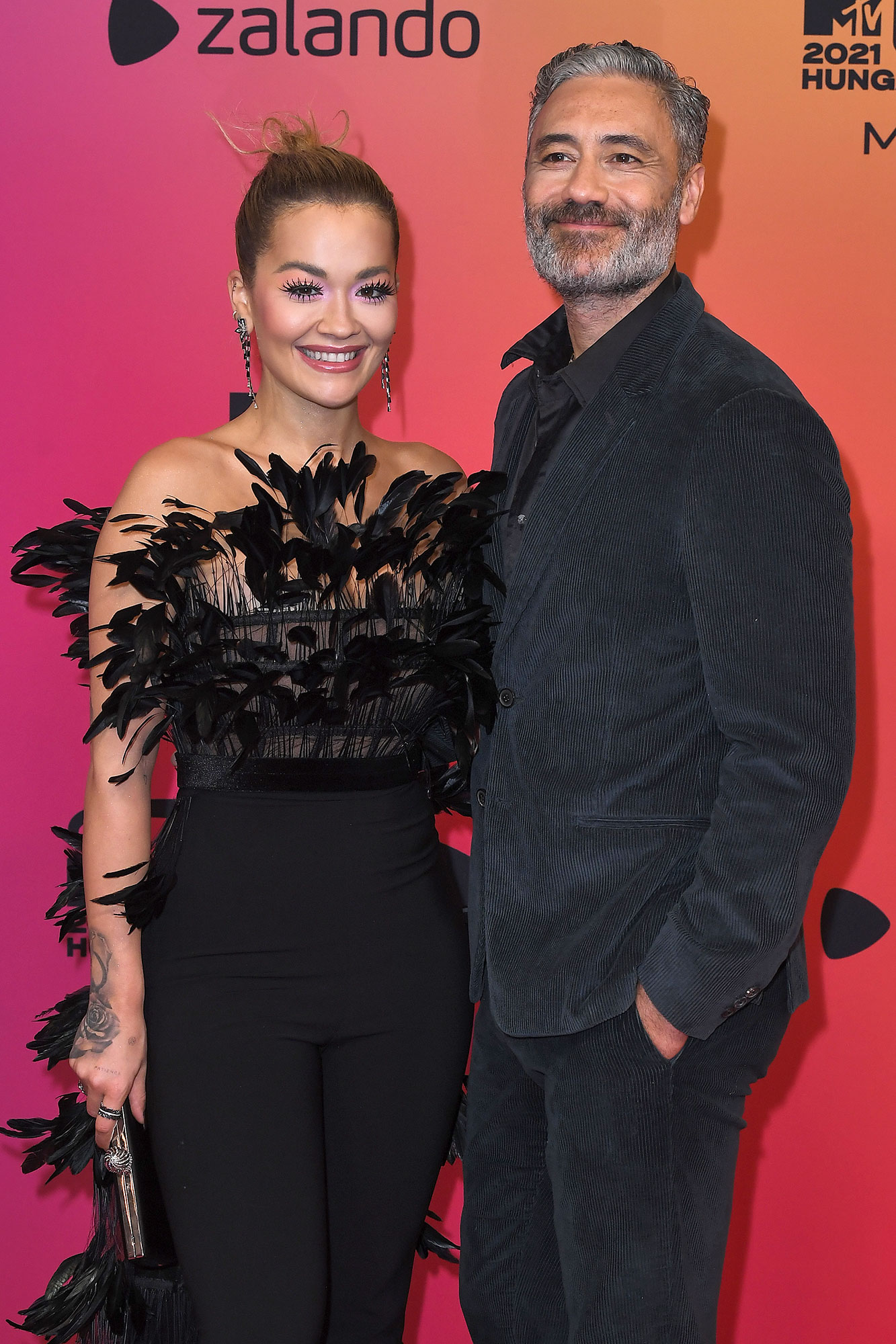 Taika Waititi e Rita Ora têm um encontro elegante no Emmy de 2024