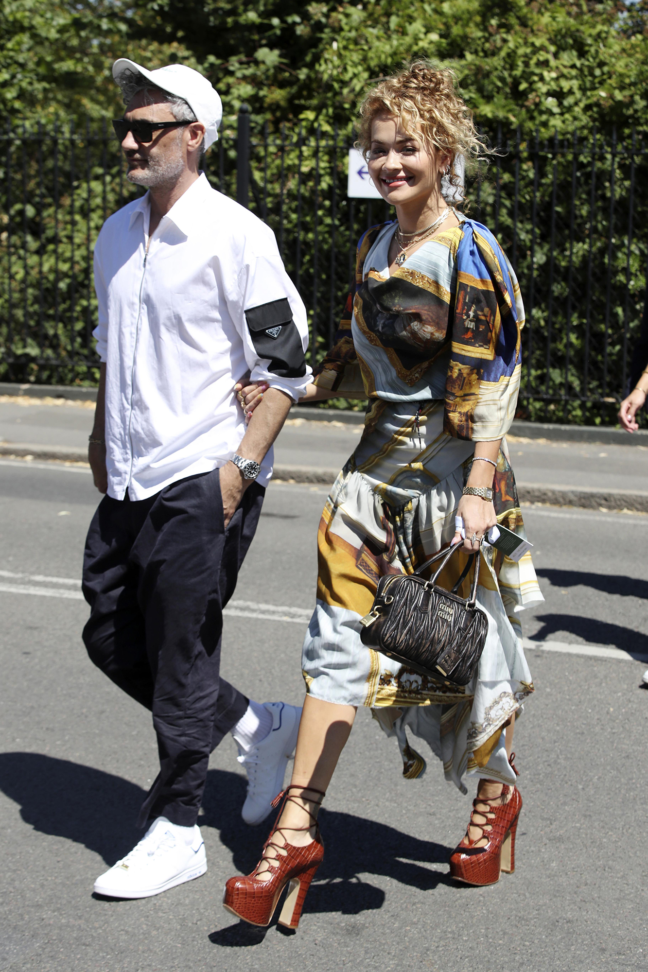 Taika Waititi y Rita Ora tienen una elegante cita nocturna en los Emmy 2024