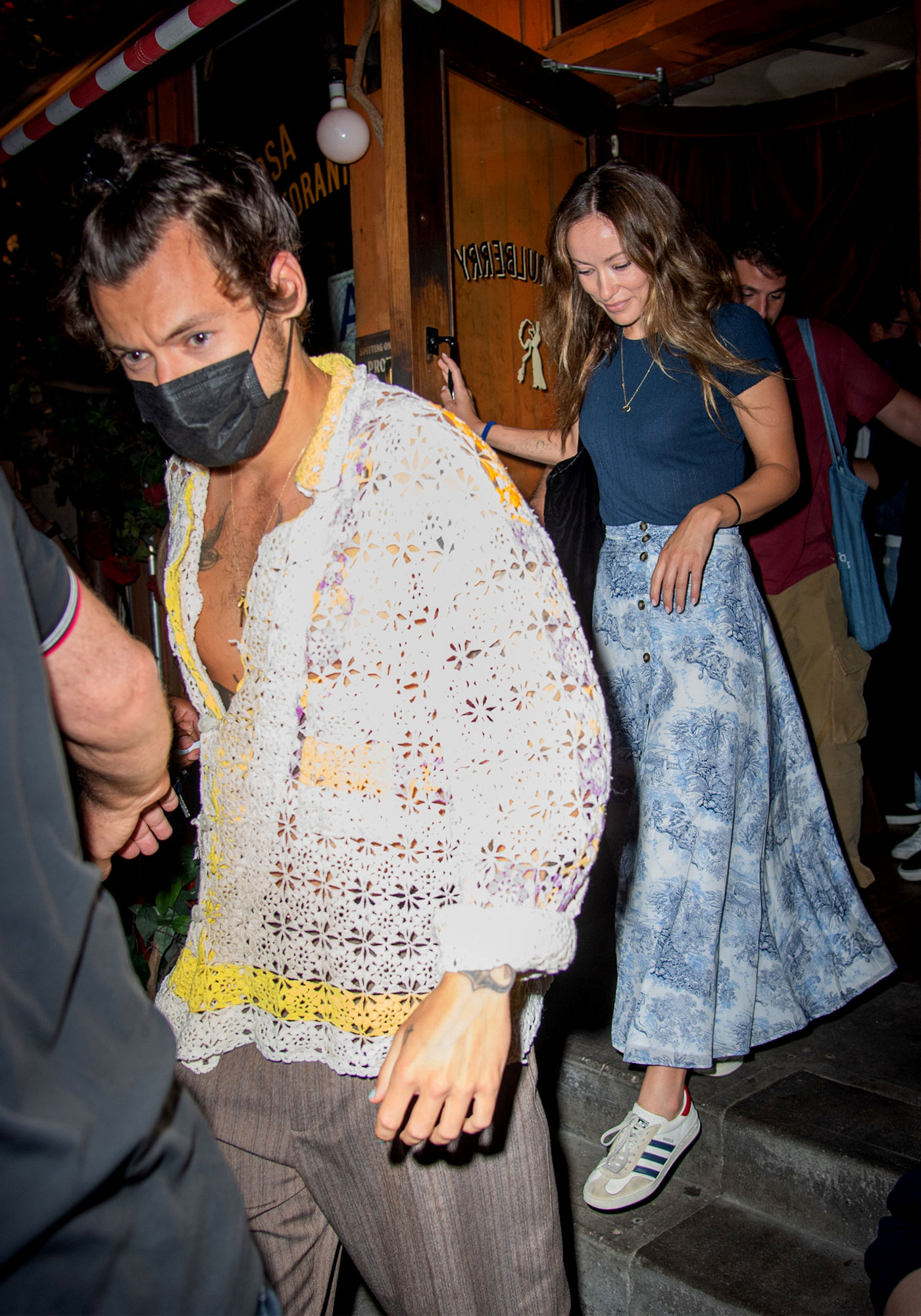 https://www.usmagazine.com/wp-content/uploads/2022/08/Harry-Styles-Olivia-Wilde-Hold-Hands-NYC-Date-Night-Photos-002.jpg?quality=40&strip=all