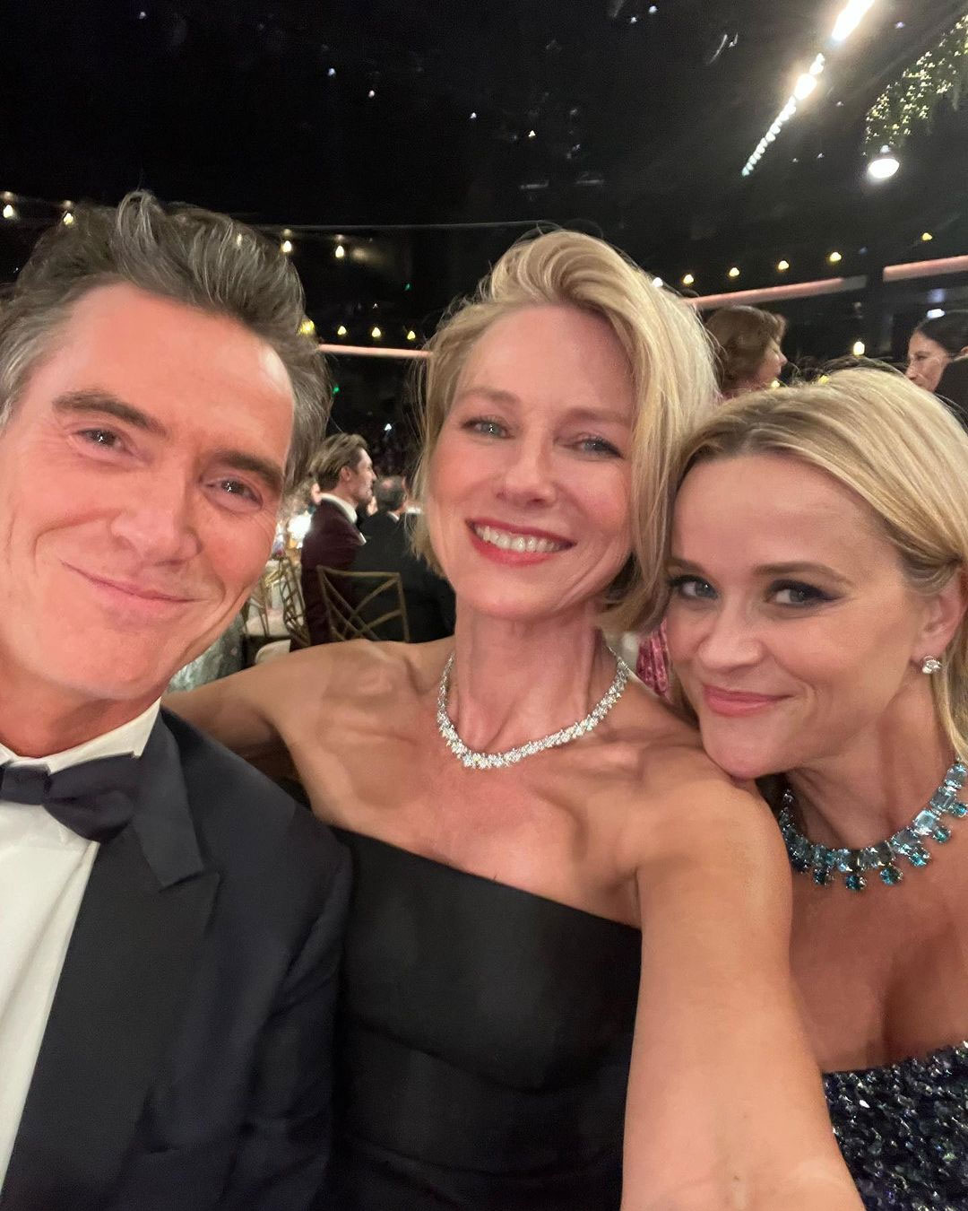 Naomi Watts se abraza con Billy Crudup en la alfombra roja de los Emmy 2024