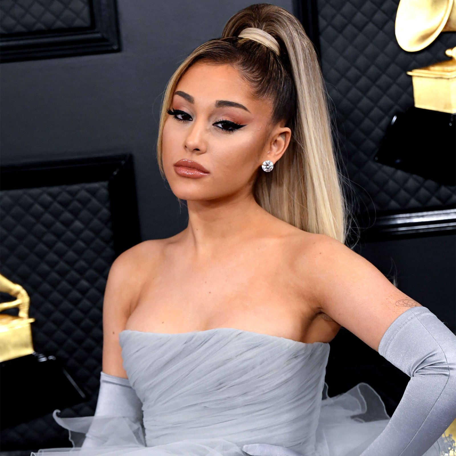 Ariana Grande Debuts Blonde Hair Transformation Photo Us Weekly