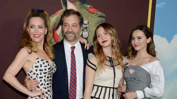 Maude And Iris Apatow Join Their Mom Leslie Mann For The Louis Vuitton  Resort Show