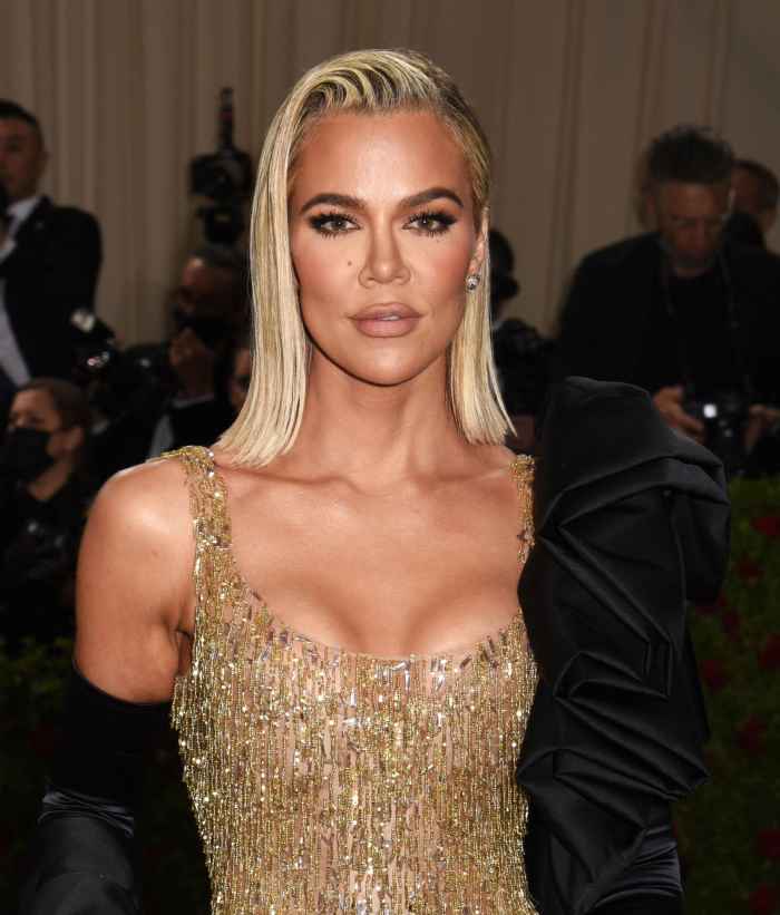 Khloe Kardashian aborda sua decisão de fazer uma consulta de implante mamário