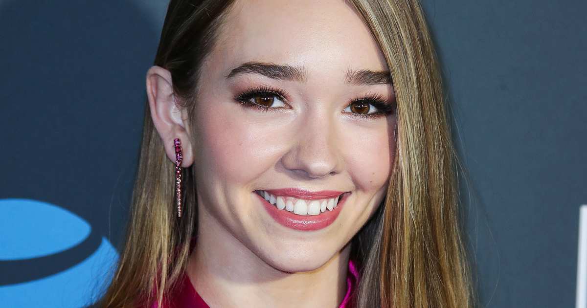 Holly Taylor Porn Mom - Manifest's Holly Taylor: Inside a Day in My Life