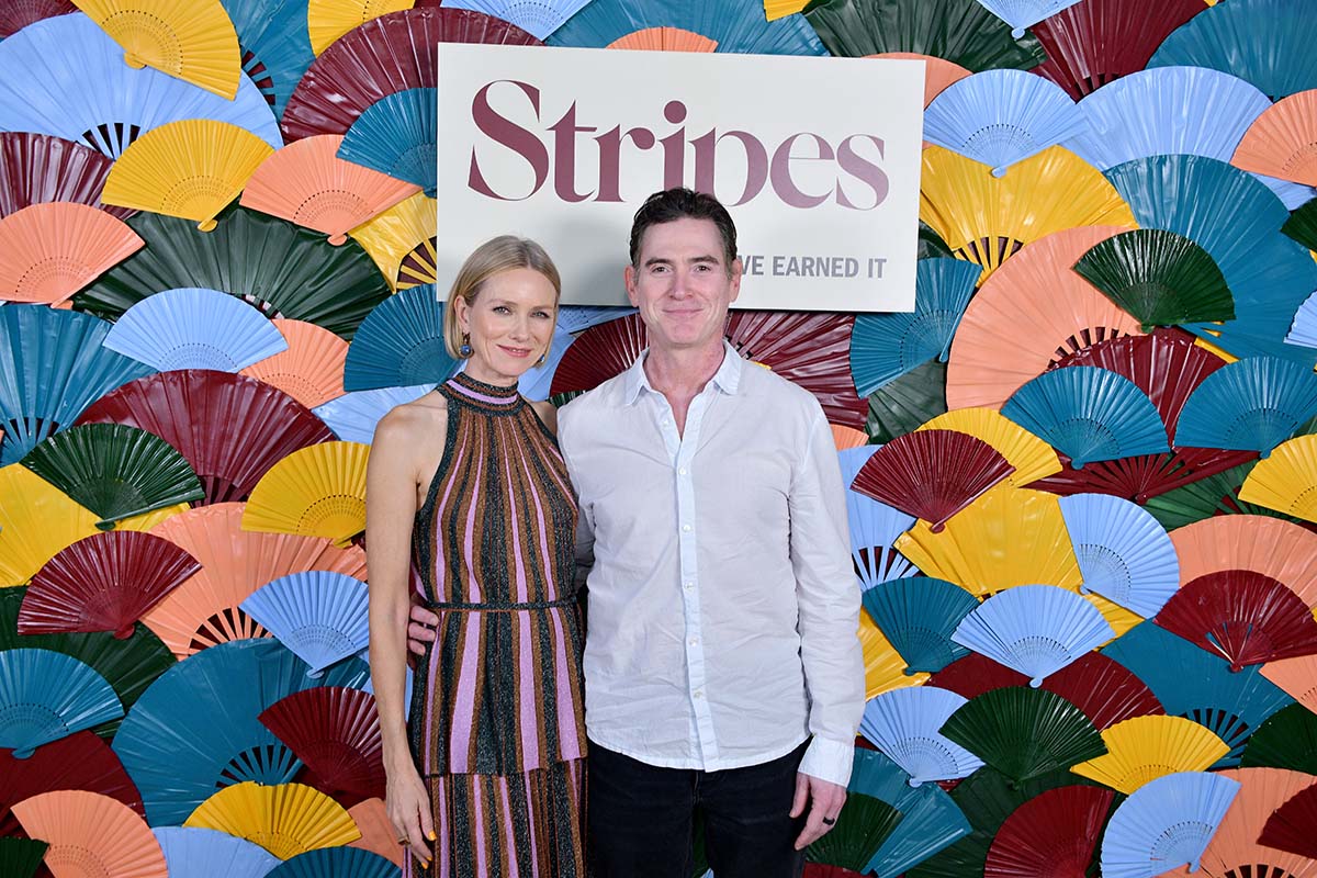 Naomi Watts se abraza con Billy Crudup en la alfombra roja de los Emmy 2024