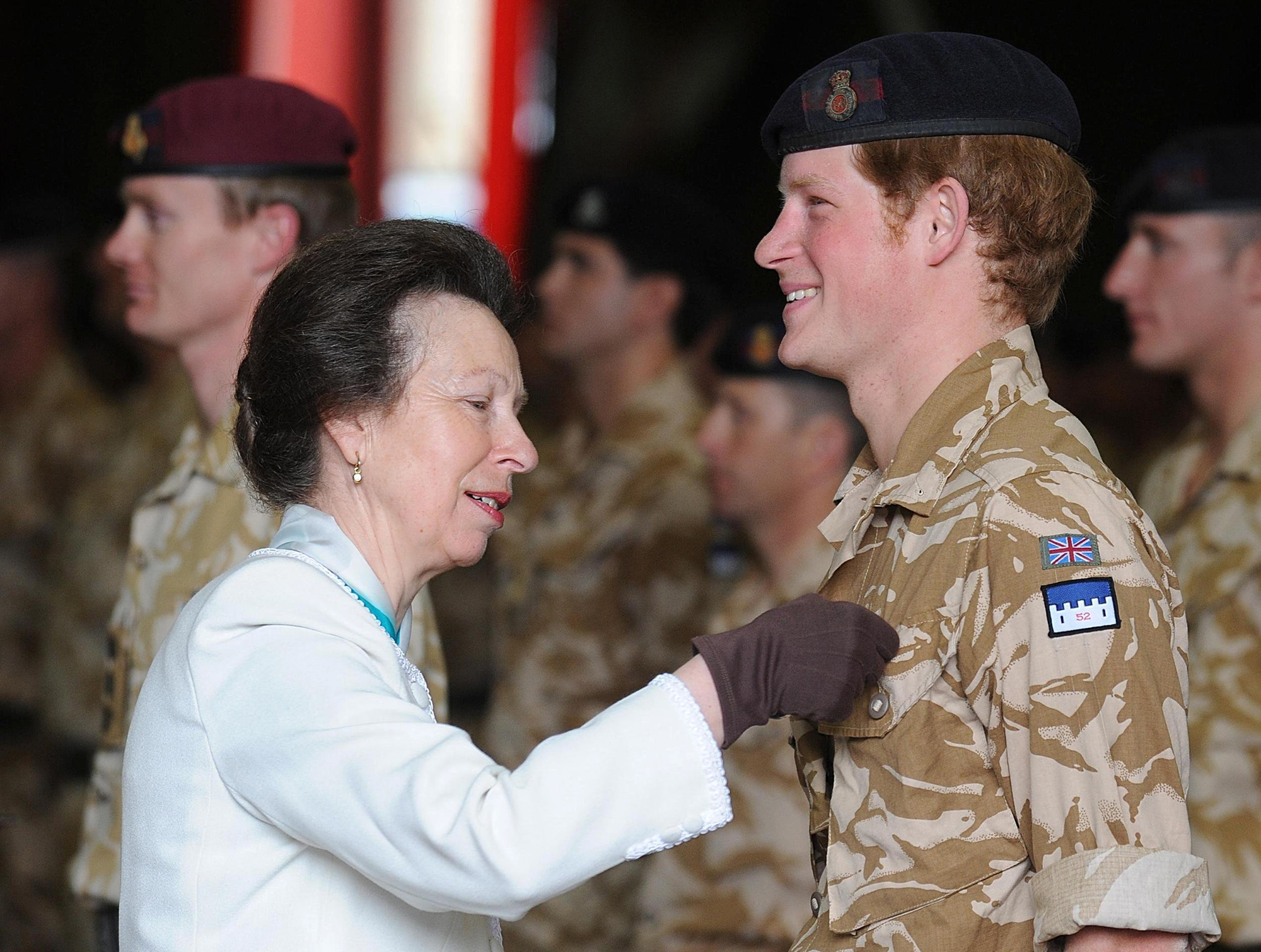 El príncipe Harry a través de los años: su carrera militar, paternidad y más