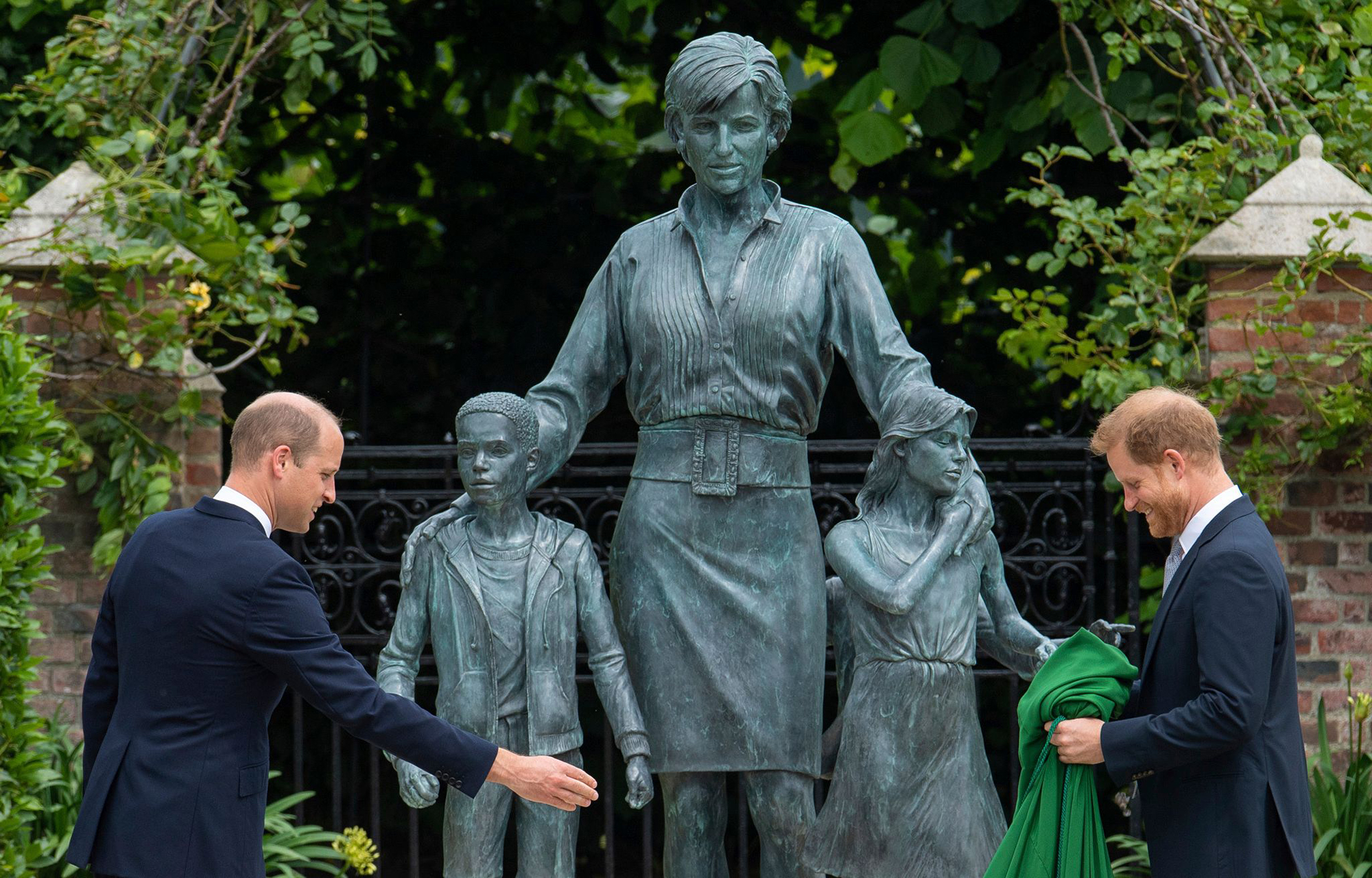 El príncipe Harry a través de los años: su carrera militar, paternidad y más